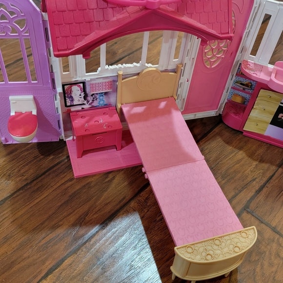 Barbie fold up house - Picture 2 of 6